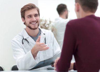 doktorlar hastanın röntgeni tartışmak.