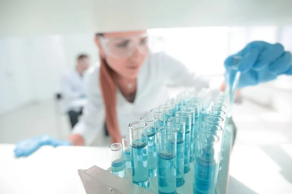 Close up.scientist haciendo pruebas del líquido — Foto de Stock