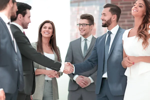 ビジネスチームはビジネスパートナーの握手を見て — ストック写真