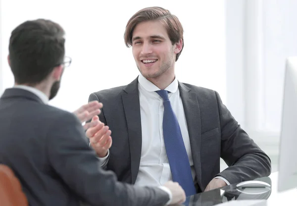 Två affärsmän diskuterar ett nytt projekt. — Stockfoto