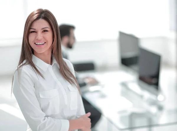 Mulher de negócios sorridente no fundo do local de trabalho . — Fotografia de Stock