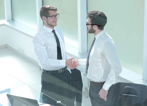 Zárja be a up.handshake üzleti ember az irodában — Stock Fotó