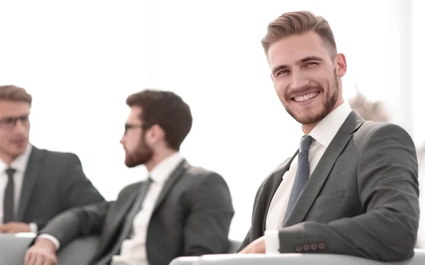 Hombre de negocios sonriente en el fondo de la oficina . — Foto de Stock