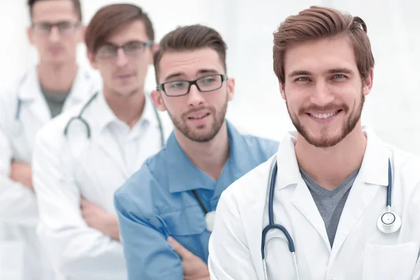 Gruppo di medici in piedi presso lo studio medico — Foto Stock