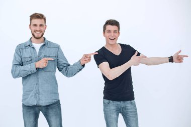 Genç insanlar her elinde parmakla duruyor