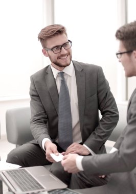 işadamı istemci bir kartvizit verir.