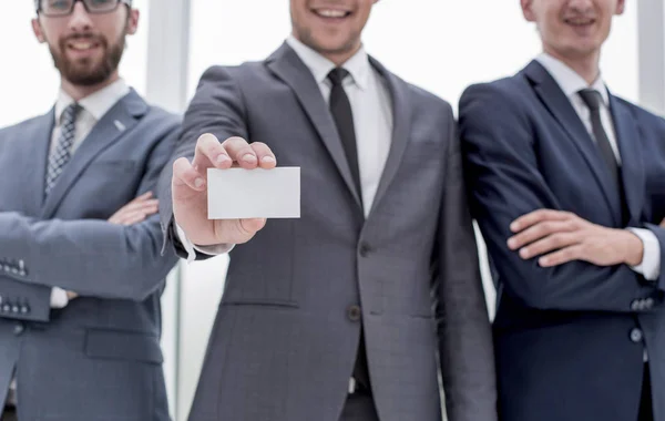 Líder da equipe de negócios mostrando cartão de visita — Fotografia de Stock