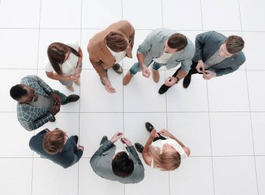 Üst düzey. Ofisin lobisinde duran bir grup çalışan.