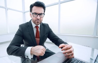 Masasında otururken ciddi iş adamı çek hesapları