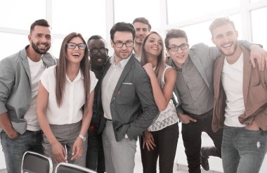 modern bir ofis iddialı iş takım ayakta
