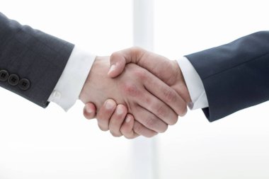 Yakın planda iş ortaklarının el sıkışması