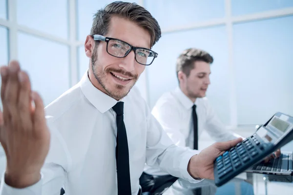 Jovem contador segurando um polegar para cima e sorrindo — Fotografia de Stock