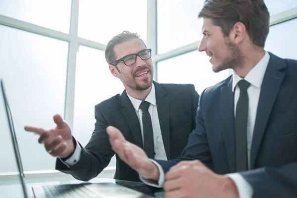 Socios de negocios sentados en el escritorio . — Foto de Stock