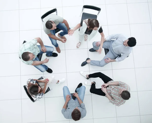 Bovenaanzicht. een team van succesvolle jonge werknemers — Stockfoto