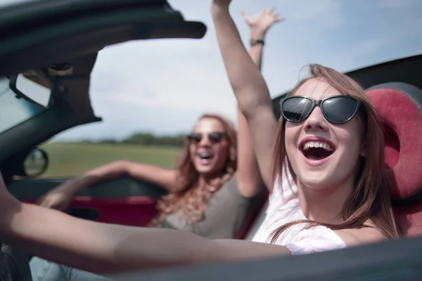 Närbild. lycklig kvinna kör en cabriolet. — Stockfoto