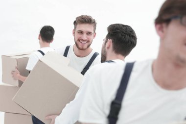 Fotoğraf işçileri taşınırken birbirlerini kutular..