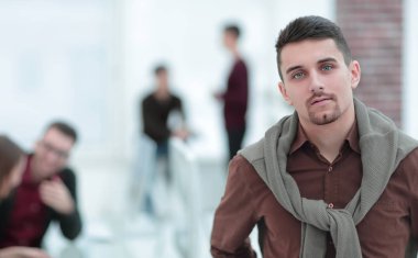 Kendine güvenen genç adam ofis arka planda.