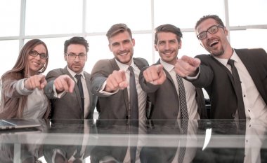 İşadamları önüne işaret onların ofis