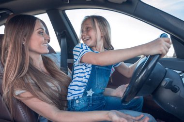 Anne ve kızı bir araba