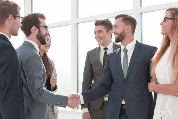 I dipendenti si salutano con una stretta di mano — Foto Stock