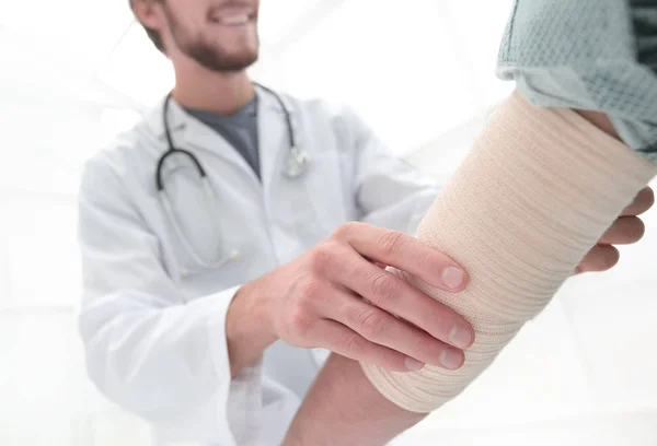 Orthopäde beruhigt seinen Patienten. — Stockfoto