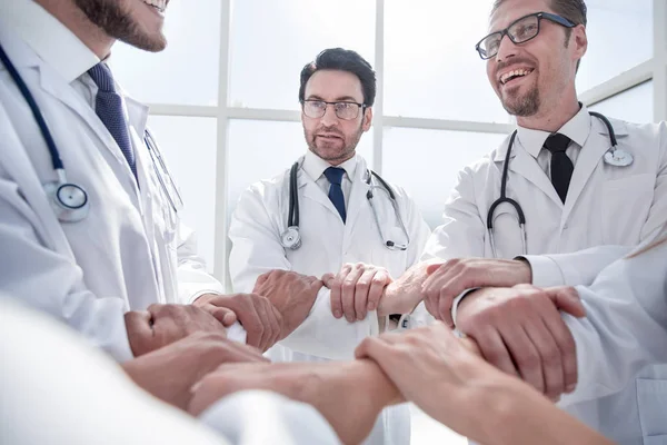 Close up.a ομάδα γιατρών που στέκονται σε κύκλο — Φωτογραφία Αρχείου