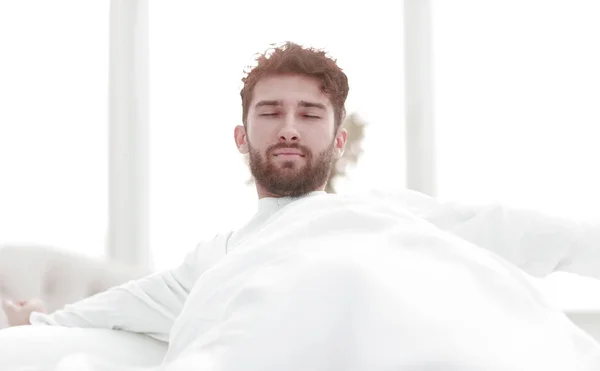 Closeup.tired homem dormindo na cama. — Fotografia de Stock