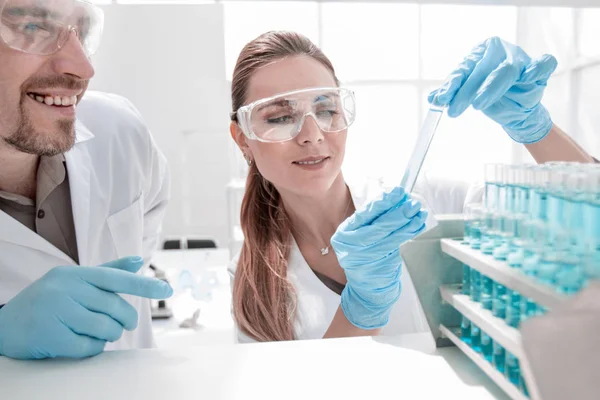 Dos científicos haciendo pruebas en el laboratorio . —  Fotos de Stock