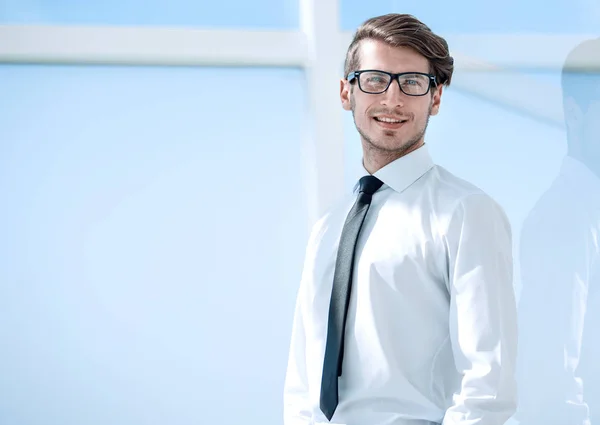 Moderner Geschäftsmann im Hintergrund des Büros — Stockfoto