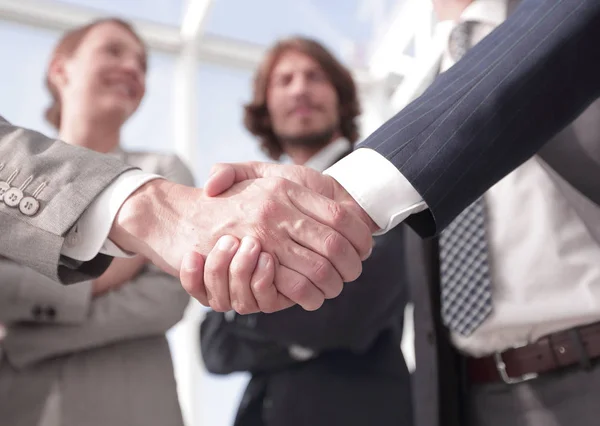 Benvenuto e handshake uomini d'affari — Foto Stock