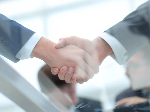 Hommes d'affaires serrant la main close seup.business fond — Photo