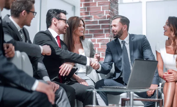 Partner commerciali che si stringono la mano a una riunione di lavoro — Foto Stock