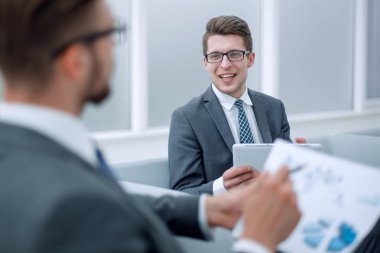 finansal performans tartışırken up.businessman kapatın.