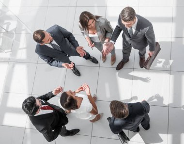 üstten görünüm. önemli konu tartışmaya çalışanlar