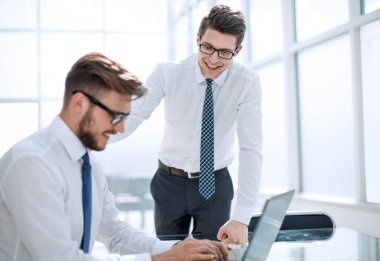 yakın çekim. çalışanlar için yeni bir iş proje fikirleri tartışmak