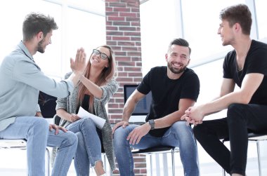 Rüya takım modern ışık ofisinde yeni bir proje üzerinde çalışıyor.