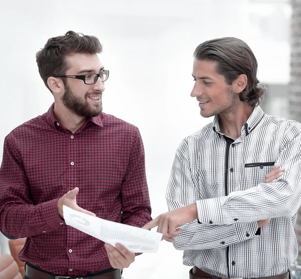 Zwei Büroangestellte im Gespräch im Büro. — Stockfoto