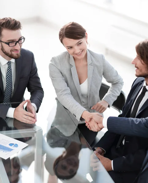 Handshake affärspartner för deras skrivbord — Stockfoto