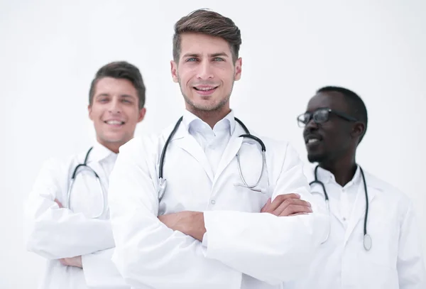 Три уверенных в себе врача коллеги стоят вместе — стоковое фото