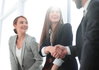 yan view.handshake iş adamları