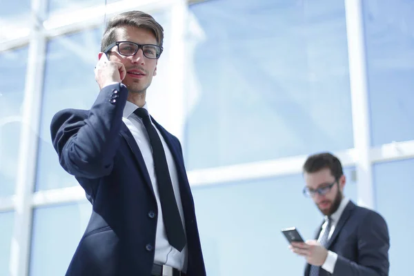 Moderna affärsman talar i en mobiltelefon — Stockfoto