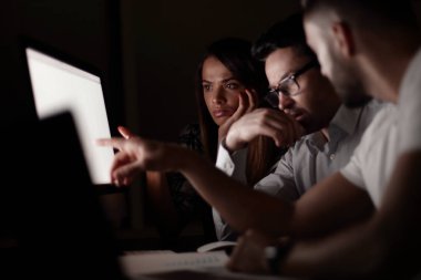 çalışanlar iş sorunları tartışıyor