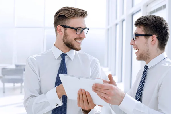 Stäng up.cheerful anställda tittar på digital Tablet PC-skärmen — Stockfoto