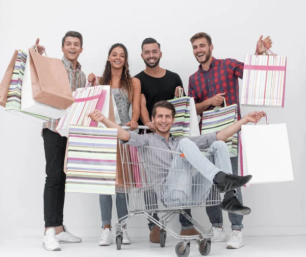 Vrolijke groep jongeren met winkelen — Stockfoto