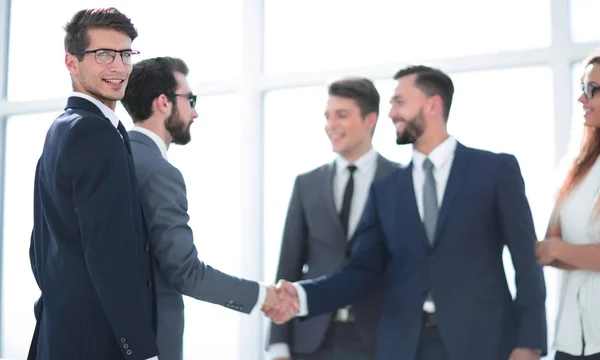 Apretón de manos de los socios comerciales después de firmar el contrato . — Foto de Stock