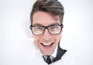 genç işadamı ile bir beyaz kağıt duvar breaking