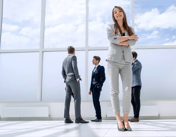 Den nedre vyn. trygg ung affärskvinna stående i rymlig lobby — Stockfoto