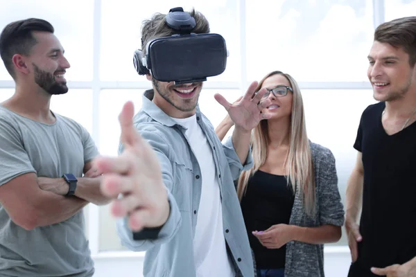 Joven hombre guapo con gafas de realidad virtual tocando los controles para disparar en el juego — Foto de Stock