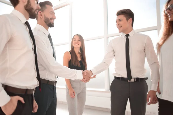 Рукостискання між бізнес-колегами в офісі — стокове фото