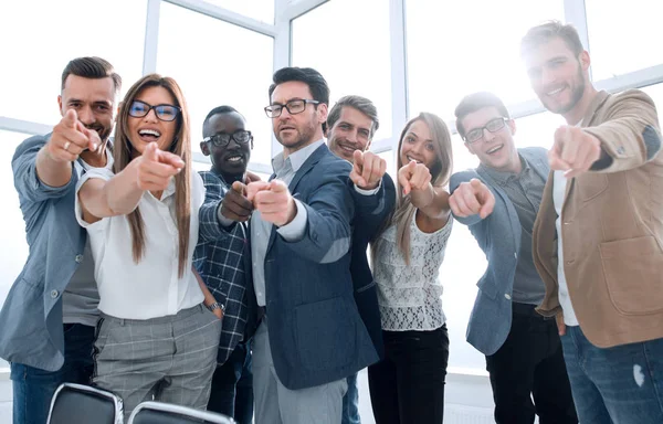 Grupp unga anställda pekar på dig — Stockfoto